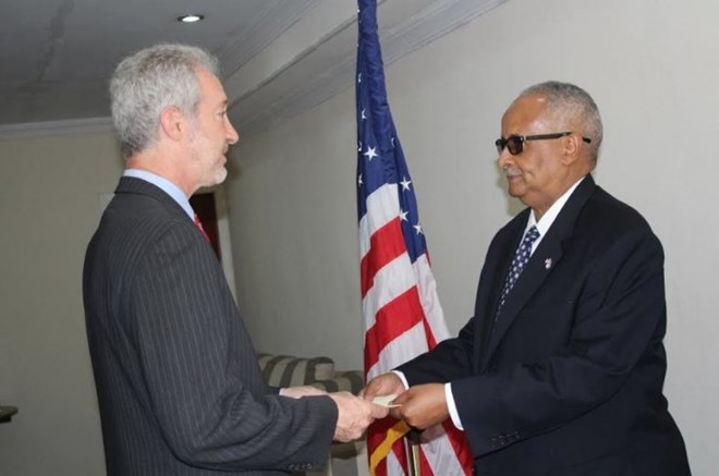 Somali foreign affairs minister Abdulsalam Omer (R) receives credentials from US Ambassador to Somalia, Stephen M. SchwartzTwitter